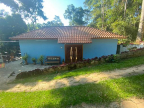 Casa de campo com muito verde e paz/2 quartos/Wi-Fi/churrasqueira/ deck/ trilha/ minha cachoeira, Rio Acima